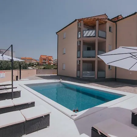 Poolside Hideout Apartments Novalja Exterior photo
