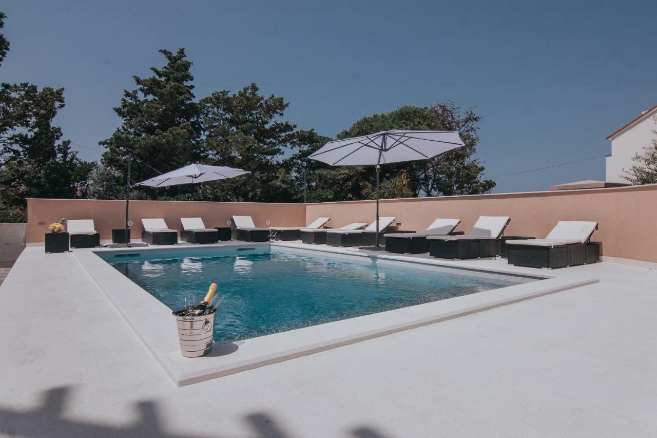 Apartment Poolside Hideout